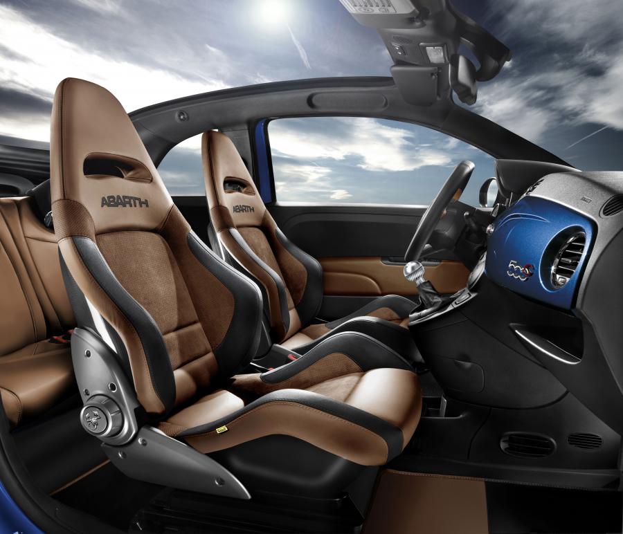 Интерьер Abarth 500C Cabrio Italia 2011 года  (фото 2 из 3)
